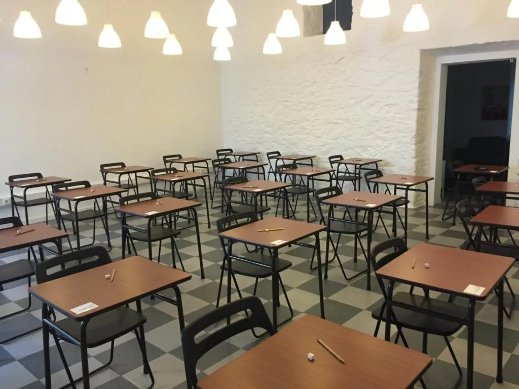 sala preparada para um exame de certificação cambridge